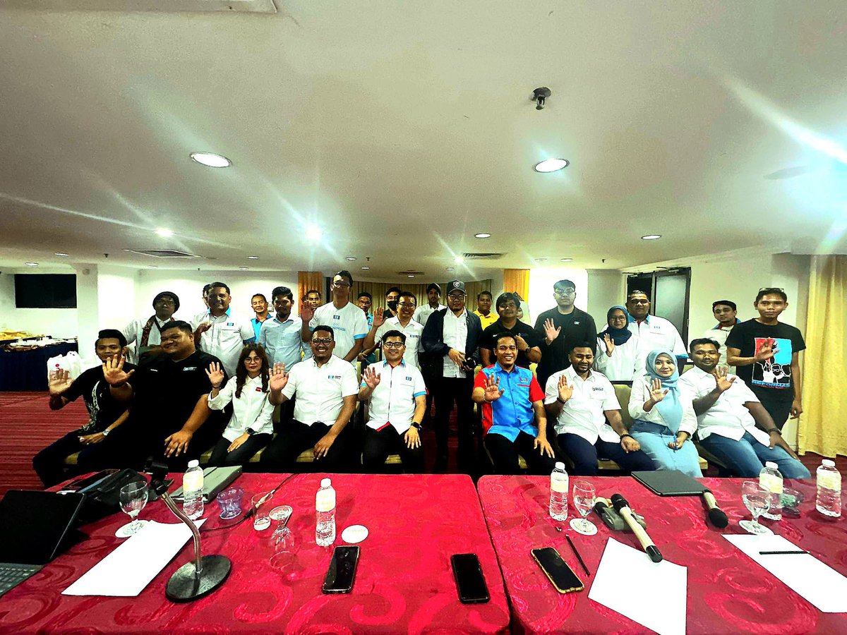 AMKCabangKangar's tweet photo. Alhamdulillah, semalam telah berlangsung Mesyuarat Agung Tahunan Angkatan Muda Keadilan Cabang Kangar 2024 (MATAMKC) bertempat di Regency Gold, Tingkat 11, The Putra Regency Hotel, Kangar, Perlis.

#MATAMKC2024
#AMKKangar
#AMKPerlis

@AdamAdli @kamilmunim @omarmokhtar_my 

1/11 https://t.co/TbtaUOqKSw