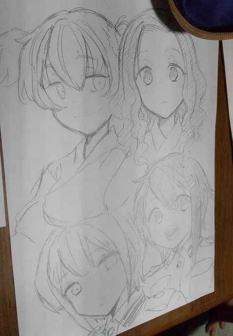 神馬てんてと「昔描いてたキャラ描いてみよう」それぞれ商業で描いてたキャラをどれだけ描けるかやってみたけど 髪の細かい造形覚えてなくてうろ覚えすぐる🥴🥴 になった。今描いてるキャラの方がやっぱり描きやすい(手が慣れてるから) 