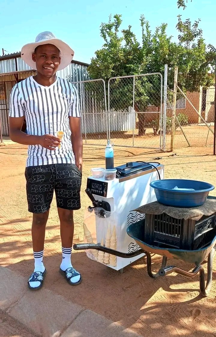 KasiEconomy's tweet photo. Young man opened an ice cream business 🙌🏾🙌🏾 https://t.co/WFRSOK1nJV