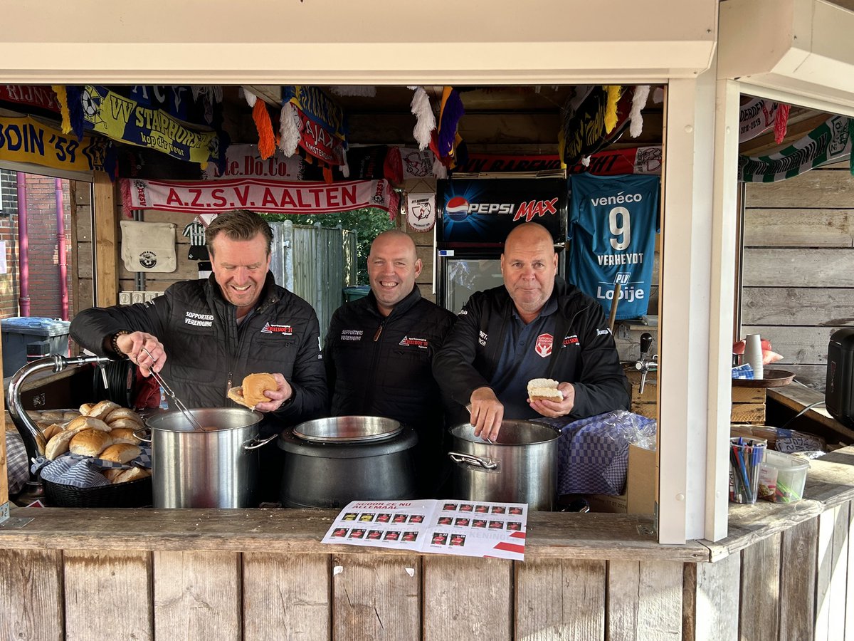 Mooi om te zien hoeveel blije kinderen en verbaasde ouders er zijn dat het broodje knakworst helemaal gratis is #plezier #betrokkenheid #wijzijnexcelsioren 🔴⚪️