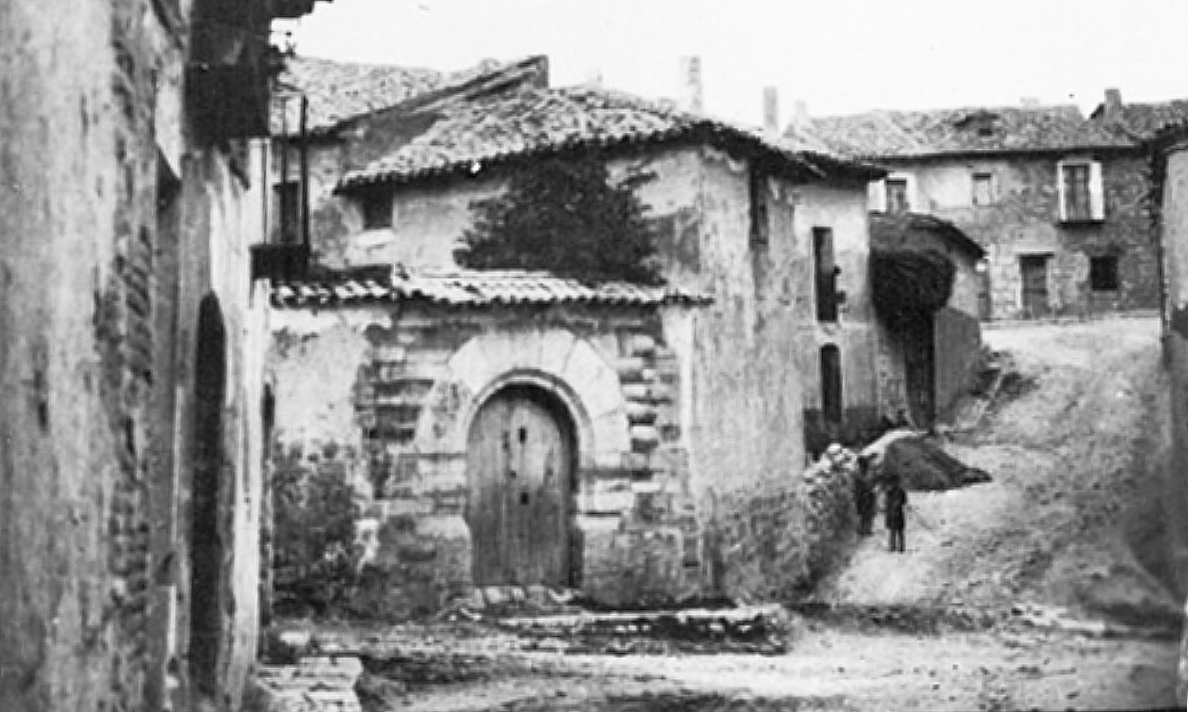 El templo de san Miguel, en #Mucientes, se alzaba en el hoy pago de san Antón, un altozano habitado desde la alta Edad Media (s.V-X). Su uso para el culto iría desde el s. X al XVIII. Se conservan estelas de su cementerio, la pila bautismal y su portada reubicada (en la foto).