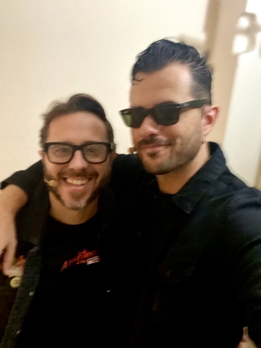 NakatomiR's tweet photo. 🤔¿Quién dijo que la gente ya no va al cine? 

Ayer, volvisteis a llenar otra sala con un clásico que cumple 40 años.😱

Y hemos conseguido hacerlo 2 veces en el mismo mes. 😱😱

Ayer, fue la 4ª y última noche de nuestra travesía por @palacioprensa 
Y nosotros solo podemos daros las gracias. Por acompañarnos y no dejarnos solos en nuestras aventuras. ❤️

Gracias @elselenita por todo el trabajo que la gente ha podido admirar. 

Gracias @ElisaYeRico y Alejandro Areta por la realización de cámaras. 

Gracias Rocío Busca y @PandemicStuff por las camisetas.

Gracias África Muñoz por rodar el trailer con el que empezamos todo esto.

Gracias @palacioprensa y todo su equipo técnico, por darnos esta casa para poder probar, proponer y estar siempre abiertos a nuevas ideas. 

Y sobre todo, gracias a todos los que habéis venido. A los que se sacaron el abono para venir las 4 noches y a los que han venido cuando han podido. 

Nos habéis hecho felices y hemos demostrado que ver cine en un cine, es otra película.