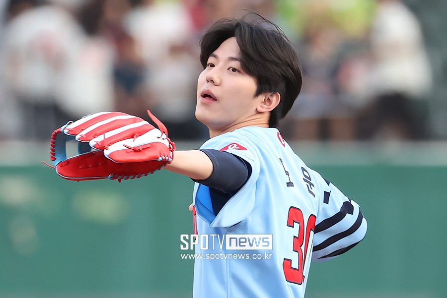 0430_rosegirl's tweet photo. Foto jepretan media pas dowoon 1st pitch bagus 😍 
Semakin takabur ini bokem https://t.co/lY9M0MBrE3