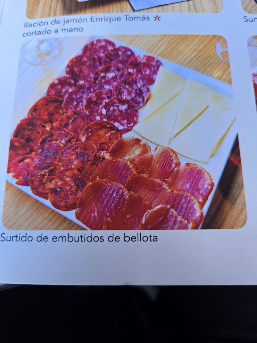 manuel_colete's tweet photo. @enriquetomas. Esta es la foto que tenéis del surtido de embutidos Ibéricos  en la carta de vuestro establecimiento de La Maquinista.
Pues lo traído (5 lonchas de cada) no se parece en nada a la foto. O modificais las fotos o traéis lo mismo. Cobrar si que es lo que pone la carta https://t.co/wE5d1TfiMg