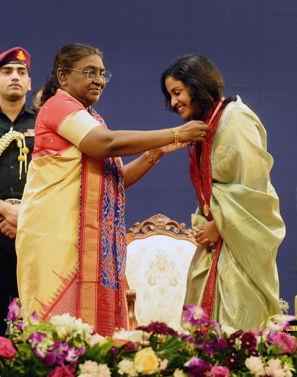 rashtrapatibhvn's tweet photo. President Droupadi Murmu graced the 21st convocation of NALSAR University of Law at Hyderabad. The President told students that they might choose any role as a legal professional but they should always stick to the values of integrity and courage.
https://t.co/ZkbVpPh6pB https://t.co/jIpBGyuGct