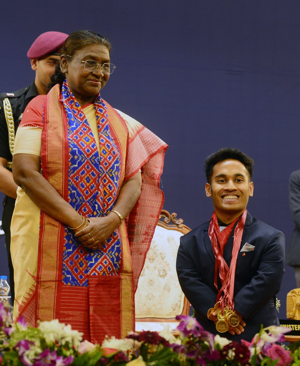 rashtrapatibhvn's tweet photo. President Droupadi Murmu graced the 21st convocation of NALSAR University of Law at Hyderabad. The President told students that they might choose any role as a legal professional but they should always stick to the values of integrity and courage.
https://t.co/ZkbVpPh6pB https://t.co/jIpBGyuGct