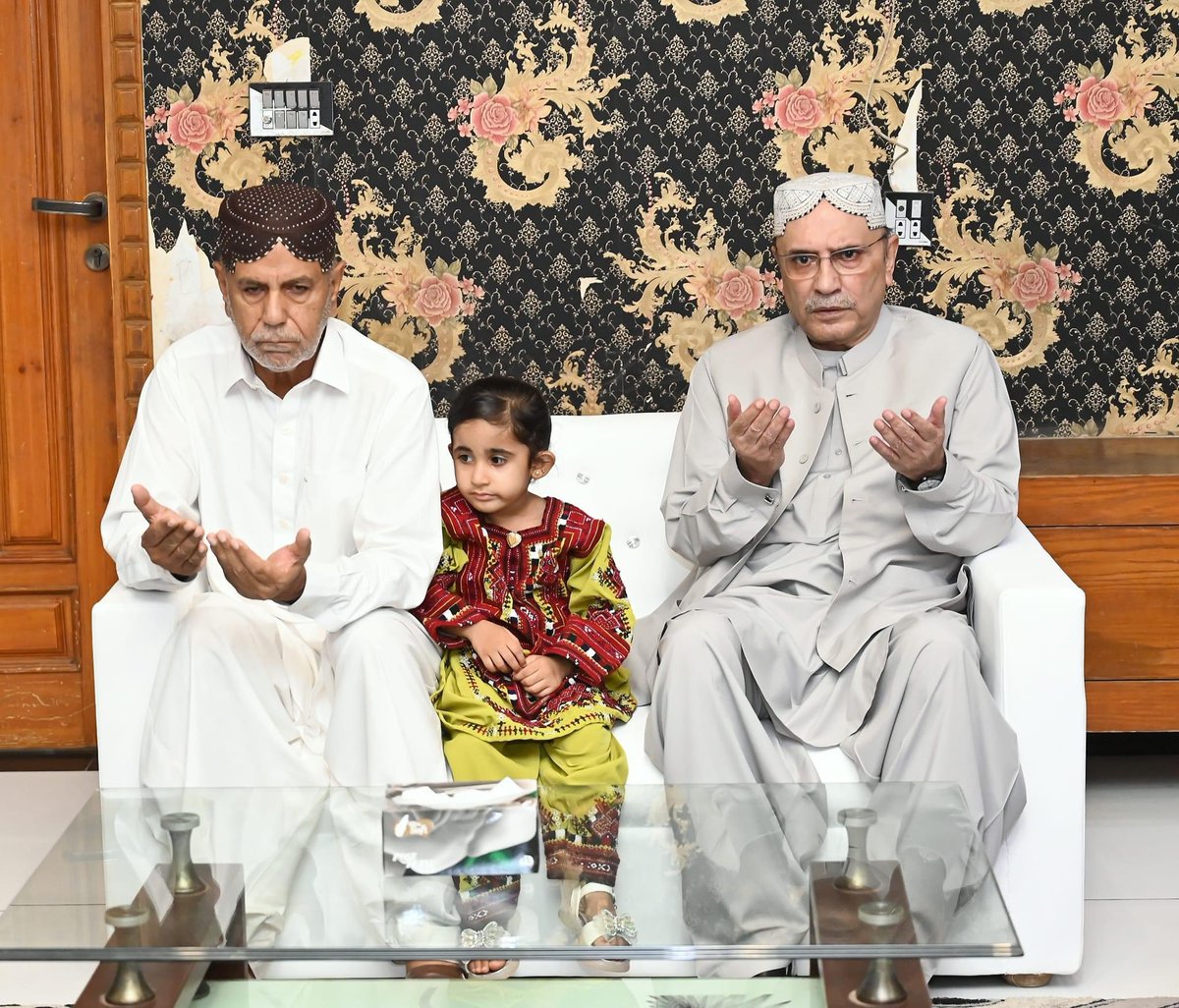 صدر مملکت آصف علی زرداری کی کراچی میں ڈپٹی کمشنر ذاکر بلوچ شہید کے گھر آمد

صدر مملکت کا ڈپٹی کمشنر ذاکر بلوچ شہید کے لواحقین کے ساتھ اظہار تعزیت، شہید کے لئے بلند درجات کی دعا

ڈپٹی کمشنر ذاکر بلوچ مستونگ، بلوچستان حملے میں شہید ہوئے تھے-