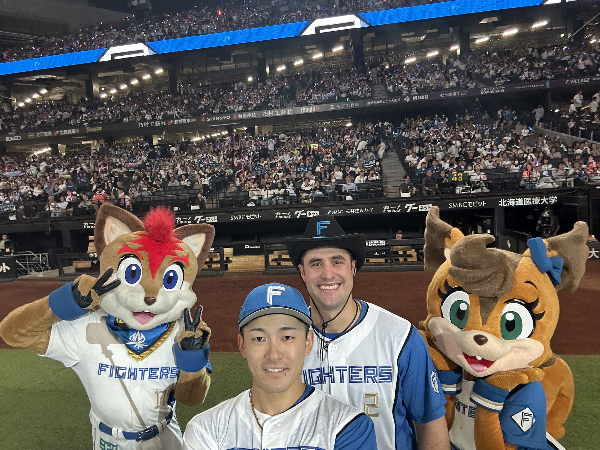 【お得】 T*K様 北海道日本ハムファイターズフード付きブラック監督・選手 ウェア