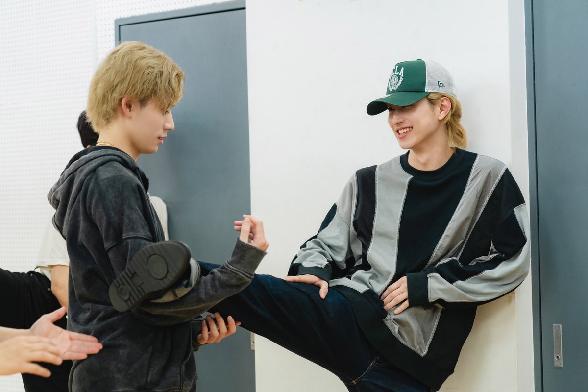 battlekingmovie's tweet photo. ■━━━━━━━━■
 #バトキンカメラ 📸
■━━━━━━━━■

ワークショップのオフショット´-
今回はストレッチ中の #BUDDiiS 🦵

皆さん余裕な表情…?!

#映画 #バトルキング
#高尾楓弥 #野瀬勇馬 
#大槻拓也 #森愁斗 https://t.co/yuoH0xUEK7