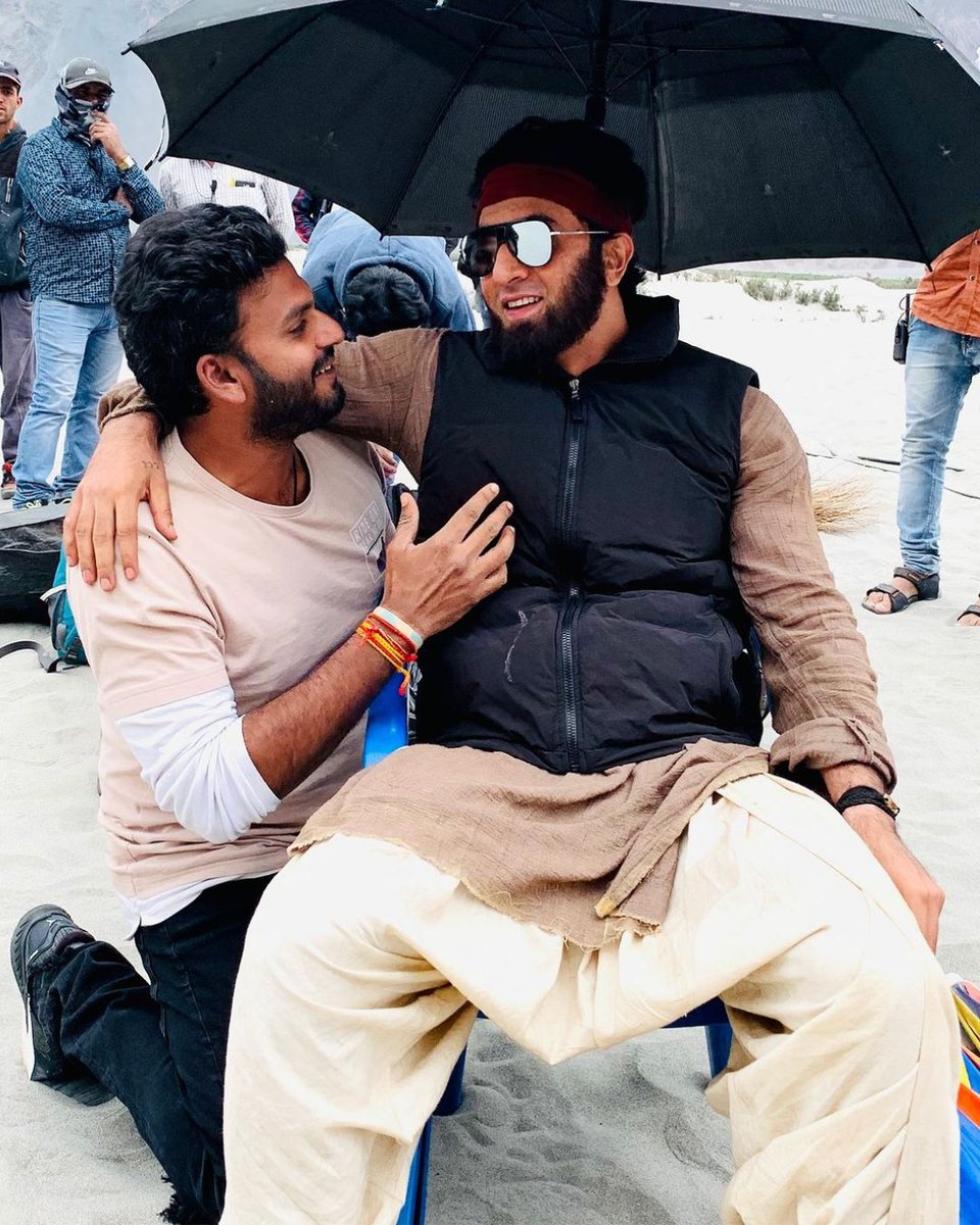 etimes's tweet photo. Check our Ranbir Kapoor's BTS snaps from the Shamshera's sets!
#ranbirkapoor #Shamshera #BTS #btsshot https://t.co/nLGnBB2SPR