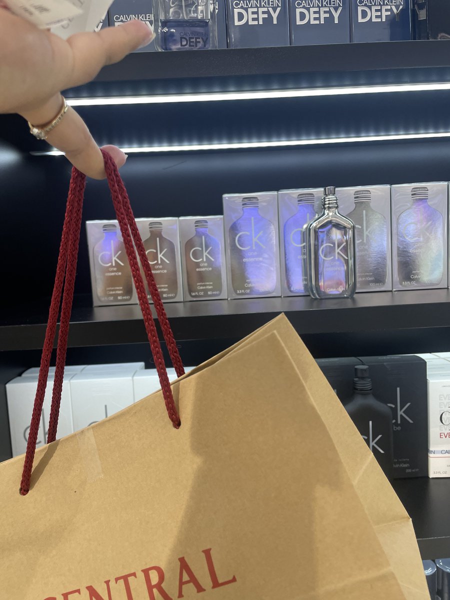 sunsmile_u's tweet image. ในโอกาสที่ สุดหล่อ @zee_pruk ได้รับเลือกให้เป็น “CK Fragrance Endorser” คนแรกของประเทศไทย ✨️

#CalvinKleinFragrance 
#CalvinKleinTH #CKOne #CKOneEssence #CKFragranceEndorserZee
#ZeePruk