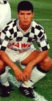 AltayRetro's tweet photo. Profesyonel Futbol A Takımımızda 1993-1994 ve 2000-2003 yılları arasında 2 farklı dönemde formamızı giymiş resimdeki futbolcu kimdir ? 

@AltaySporKulubu 
#BüyükAltay https://t.co/TwFoNWjeos