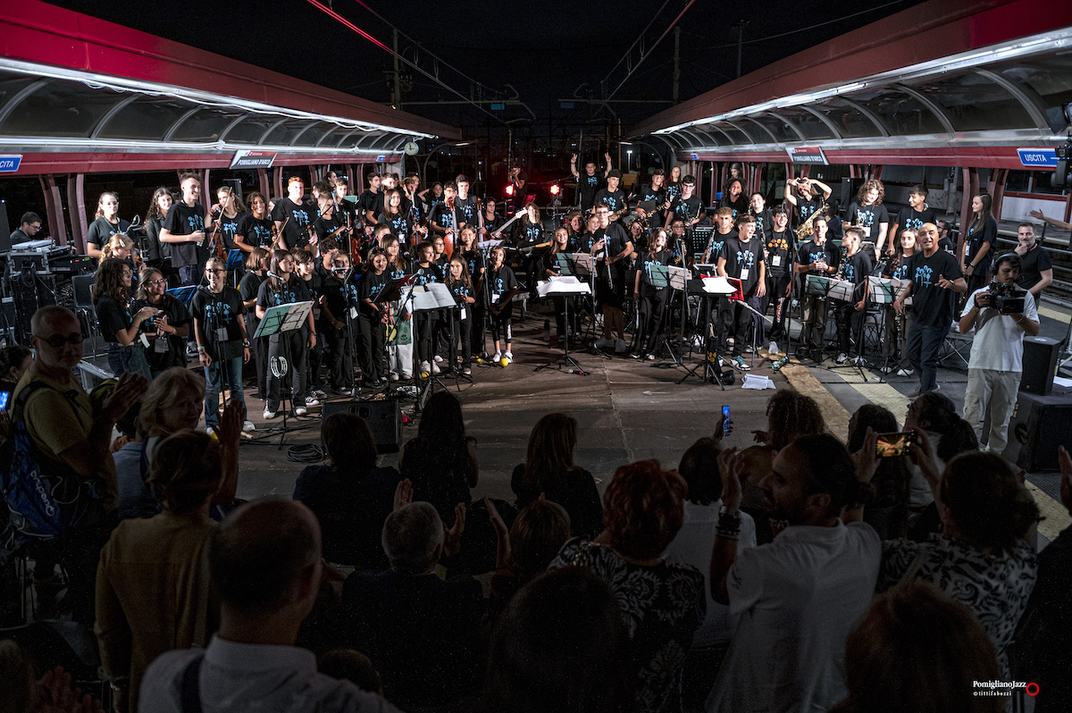 PomiglianoJazz's tweet photo. Ed ecco gli scatti ufficiali del concerto dell’Orchestra del Ritmo e dell’Improvvisazione, che ha chiuso questa seconda parte della XXIX Edizione del Pomigliano Jazz svoltasi alla Stazione della Circumvesuviana di Pomigliano D’Arco.

Ph. Titti Fabozzi

#pjazz2024
#pomiglianojazz https://t.co/AACbVuCHiT