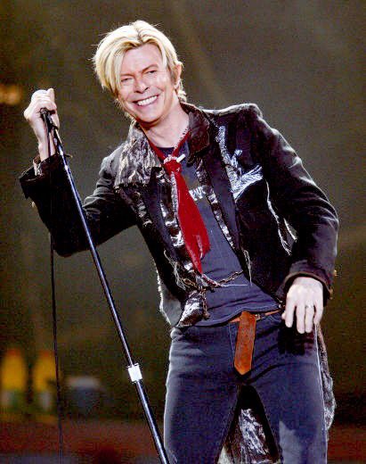 DavidBowieBot's tweet photo. （ボウイからのスーパーカーへの賞賛を受けて）

それまで全く評価されていなかった自分の音楽が最も尊敬するミュージシャンに褒められた時、全てが報われた気分になった。解散はもう決まっていた。良いひと区切りなんだなと思った。

──中村弘二

✳︎画像3枚目：中村氏が選ぶボウイの10曲 https://t.co/KrwkUtfzD8