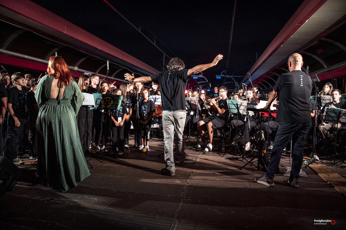 PomiglianoJazz's tweet photo. Ed ecco gli scatti ufficiali del concerto dell’Orchestra del Ritmo e dell’Improvvisazione, che ha chiuso questa seconda parte della XXIX Edizione del Pomigliano Jazz svoltasi alla Stazione della Circumvesuviana di Pomigliano D’Arco.

Ph. Titti Fabozzi

#pjazz2024
#pomiglianojazz https://t.co/AACbVuCHiT