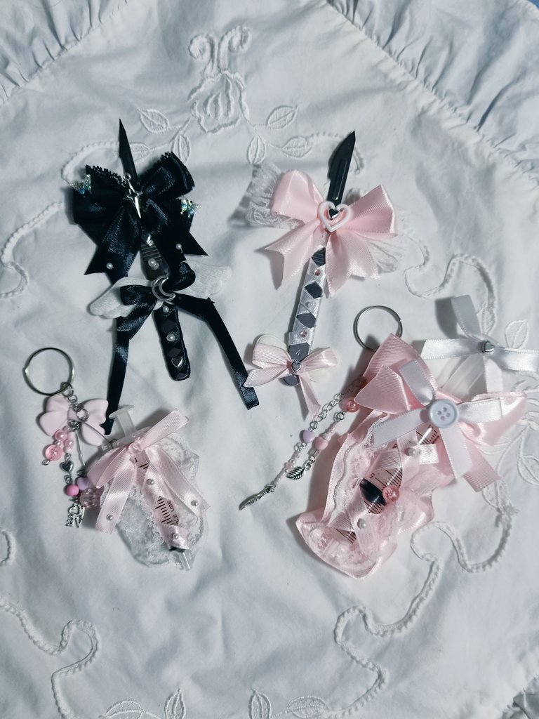 Pika_Gif's tweet image. 🌷Today Drop🌷

น้องๆเซ็ตของน่ารัก จุ้กจิ้กๆ พวงกุญแจไซลิงค์ฉีดยา💊💉 / น้องใบมีด / กระจก / Rosette  ติดเข็มกลัด / ที่หนับเข็มขัดนักเรียน นักศึกษา งับ
💉

#cute #cutestuffs #ของน่ารัก #กระจก #พวงกุญแจน่ารัก #คัตเตอร์ #แฮนด์เมด #ที่รัดเข็มขัดนักเรียน