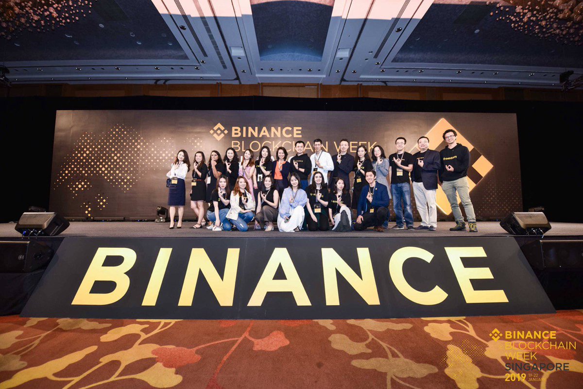 jackvi810's tweet photo. ✍️ "Tiền nào nên kiếm, tiền nào không nên kiếm" - Tâm sự của cựu nhân viên Binance về CZ

Thanks @mscryptojiayi for the sharing.

Respect @cz_binance for what he has contributed to the crypto market.

Đã hơn 3 năm kể từ khi tôi rời Binance! Nhưng mỗi khi gặp khó khăn trong quyết định kinh doanh, tôi thường nghĩ: Nếu là CZ, anh ấy sẽ làm gì?

 I. CZ: Tiền nào nên kiếm, tiền nào không nên kiếm 💸

Trong một buổi ăn tối nhỏ năm 2019, chúng tôi đã nói về cách kiếm tiền trong ngành crypto.

Tôi đã nhìn những người làm giàu nhanh chóng bằng cách 'cắt lỗ', nhận hối lộ và những cách kiếm tiền nhanh chóng khác. Tôi vừa khinh thường, vừa có chút ghen tị với họ.

CZ nhìn tôi và nói: "Trong ngắn hạn, những người thiếu đạo đức có thể kiếm được tiền. Nhưng về lâu dài, những người biết tiền nào không nên kiếm mới có thể đi xa hơn và kiếm được nhiều hơn."

Câu nói này luôn ảnh hưởng đến tôi và khiến tôi kiên định với giới hạn của mình trong ngành Web3. 

=> Ngành này đầy cám dỗ, nhưng phải nhớ đến giá trị xã hội của bản thân, thay vì lung lay nguyên tắc vì lợi ích ngắn hạn.

 II. CZ xử lý xung đột lợi ích như thế nào 🚫

Binance có một quy tắc nghiêm ngặt: Nhân viên mua token phải giữ ít nhất 90 ngày trước khi giao dịch. Ai vi phạm sẽ bị sa thải, không có ngoại lệ. 🫡

Trong một cuộc họp nội bộ, CZ nói: "Nếu bạn nghĩ mình giỏi đầu cơ, thì hãy làm việc đó toàn thời gian. Nếu bạn muốn dùng khả năng của mình để thay đổi ngành này, thì hãy tập trung vào công việc. Chúng ta là nhân viên của sàn giao dịch, không nên cạnh tranh lợi ích với người dùng."

Bảo vệ lợi ích của người dùng không phải là lý do CZ và Binance dùng để xây dựng hình ảnh của mình. CZ luôn đặt lợi ích của người dùng lên trên mọi thứ, kể cả khi xung đột với lợi ích cá nhân của anh ấy.

Anh ấy đã thực hiện điều đó. Việc tự mình tới Mỹ là điều tôi không thể làm được. 🤡

III. Binance trở thành người dẫn đầu ngành có bao nhiêu phần là may mắn? 🚀

Tôi đã chứng kiến sự phát triển bùng nổ của @binance, từ 300 người trong đội ngũ ban đầu, chỉ sau 3 tháng đã tăng lên hơn 800 người.

Dù mở rộng nhanh chóng, CZ vẫn duy trì những buổi one-on-one với bất kỳ ai để đảm bảo không mất đi cái nhìn khách quan về công ty, và việc báo cáo vượt cấp cũng rất phổ biến tại Binance.

Trong một buổi one-on-one trực tiếp với CZ, anh ấy bị đau lưng nhưng vẫn kiên trì tham gia buổi trò chuyện với tôi.

CZ nằm trên thảm yoga, đặt máy tính lên ngực và ra hiệu cho tôi ngồi ghế nói chuyện. Anh ấy hỏi: "Nếu không phiền, tôi có thể nằm nói chuyện với bạn không? Vì cơ thể tôi hiện không được thoải mái." Trời ơi, chỉ cần sếp không ngại là được, vậy mà anh ấy lại hỏi tôi có phiền không. 😱

Trong buổi trò chuyện, CZ đã phân tích rất sâu sắc về ưu và nhược điểm của tôi, khiến tôi có cảm giác anh ấy còn hiểu tôi hơn cả chính mình.

Tôi cũng thẳng thắn chia sẻ với CZ về những hạn chế trong quản lý của Binance và những tác động tiêu cực của việc mở rộng quá nhanh.

Tuy nhiên, mỗi khi chúng tôi nghĩ rằng công ty đã chạm trần, CZ lại vượt qua những thách thức trước khi những điều tồi tệ xảy ra.

Ví dụ, khi công ty mở rộng lên hơn 800 người, CZ đã dừng việc tuyển thêm nhân sự và tập trung vào đào tạo quản lý tầm trung, áp dụng các biện pháp đánh giá nghiêm ngặt.

----

Có rất nhiều ví dụ như vậy. Theo tôi, những gì người khác cho là may mắn, thực chất là kết quả của giá trị và tầm nhìn của CZ và Heyi, kết hợp với khả năng thực hiện hoàn hảo.

$BNB holder rất may mắn khi có CZ, @heyibinance và hàng nghìn nhân viên tài năng của Binance hỗ trợ họ. Tôi chỉ cần tin tưởng vào họ là đủ.