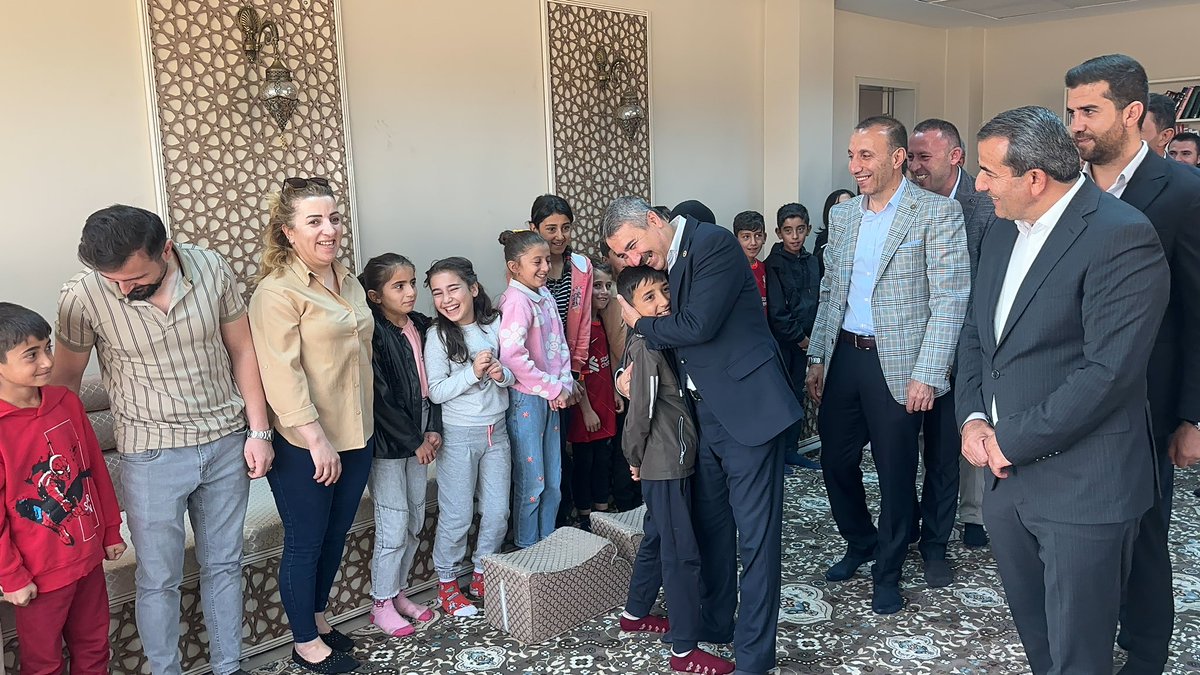 MustafaAlkayis's tweet photo. 📍#Yüksekova #GençlikBuluşması 

Gençlerimize, “Bir ülkenin, bir milletin en büyük gücü gençleridir.” diyen Cumhurbaşkanımız,Genel Başkanımızın Recep Tayyip Erdoğan’ın selamlarını getirdik. 

Ilçe Başkanımız,Gençlik Kolları Başkanımız ve Teşkilatımız ile beraber Türkiye’nin En Genç Nüfusuna sahip ilçelerden birinde Yüksekova’mızda gençlerimizle,çocuklarımızla bir araya geldik. Taşıdığı değerden haberdar olan,Terörün tuzağından kendini arındırmış gençlerimize hoş sohbetleri vesilesiyle teşekkür ediyorum. @erkankandemir @AKGMTeskilat