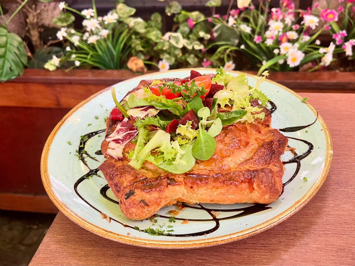 courtyardbath's tweet image. Good morning sunshine! 🌞 We’ve got a gorgeous goat’s cheese, spinach &amp;amp; sweet potato puff pastry pie, served with salad, on the specials board for the weekend 🧀

Available from 11.30am daily ✨

#pieweather #autumninbath #lunchinbath