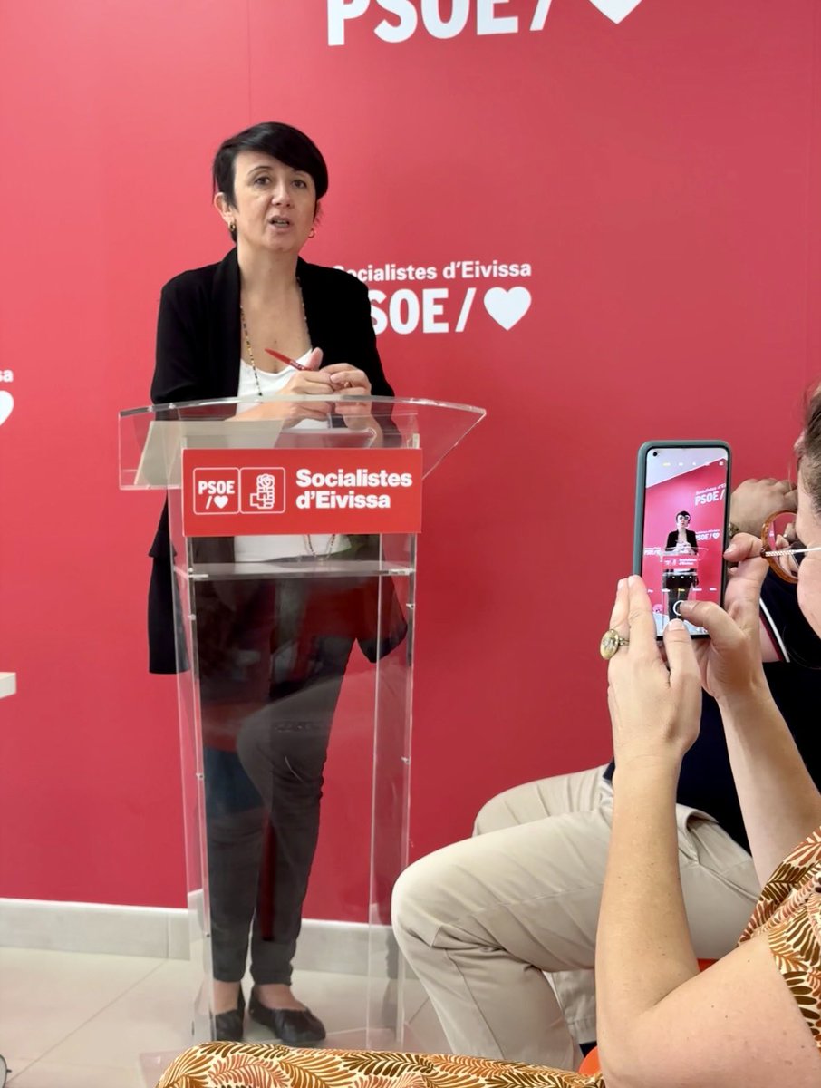 milena_herrera's tweet photo. La secretària general del @PSOE_Eivissa analitza la situació política actual: estam governats per un Partit Popular que es sent còmode amb Vox, que es dedica a fer oposició a Pedro Sánchez i que no té més model de ciutat q destruir el q va trobar en marxa. La gent no mereix això. https://t.co/KjJWZqBVb5