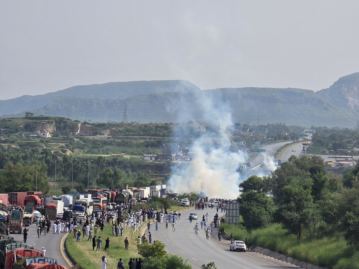 OmarAyubKhan's tweet photo. Tear Gas shelling by the corrupt Punjab Police at the junction of the Hazara Expressway and Peshawar Motorway.  @PTIofficial https://t.co/quF9a0c68a