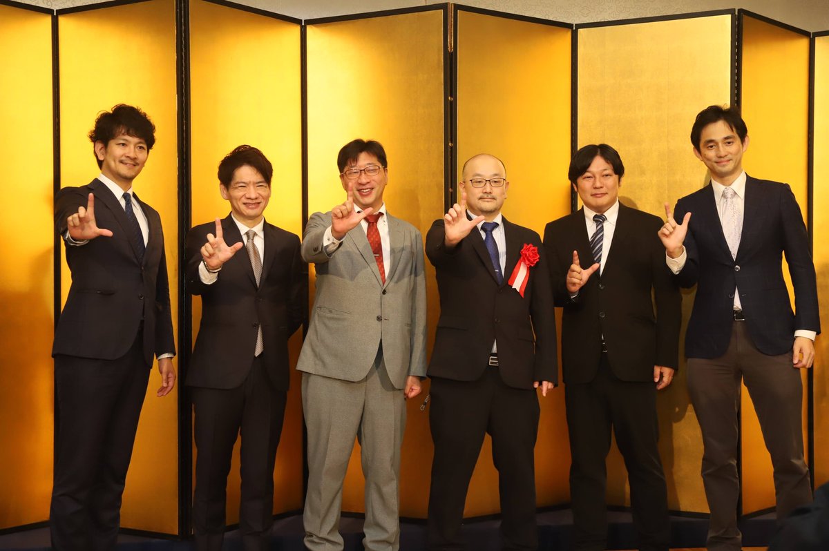 TagoMasaki's tweet photo. 先日の祝賀会での一コマ。
最高の仲間たちに感謝!! Jが逆になってるのは御愛嬌ということで(笑)
#JUGLER https://t.co/7gc581zDjR