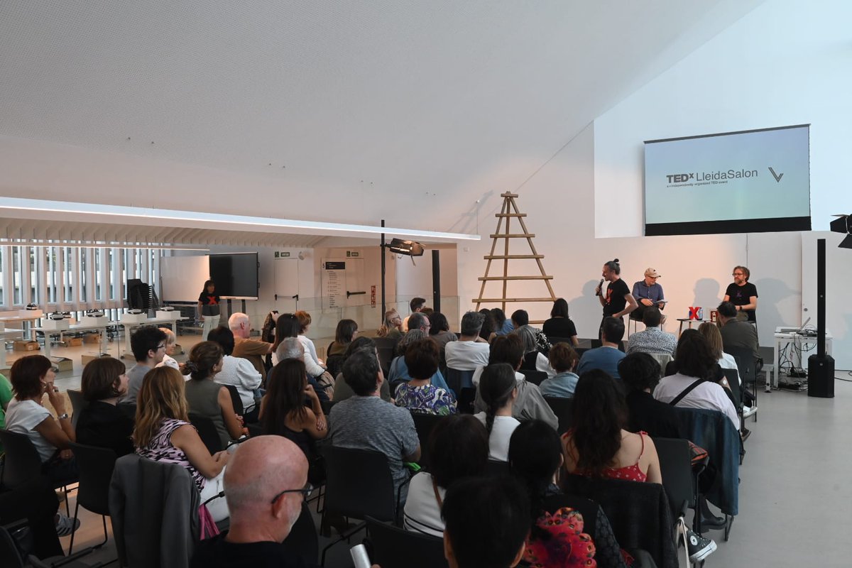 <a href="/TEDxLleida/">TEDxLleida</a>
ha iniciat les seves converses entre art i tecnologia de la mà de <a href="/SergioSisques/">Sergio Sisques</a> i <a href="/stagelabcoop/">Stagelab Coop.</a>, amb una sessió conduïda per Antoni Pinent. 

Gràcies a tots ells i als que vau assistir-hi  

#TEDxLleidaSalon #art #tecnologia