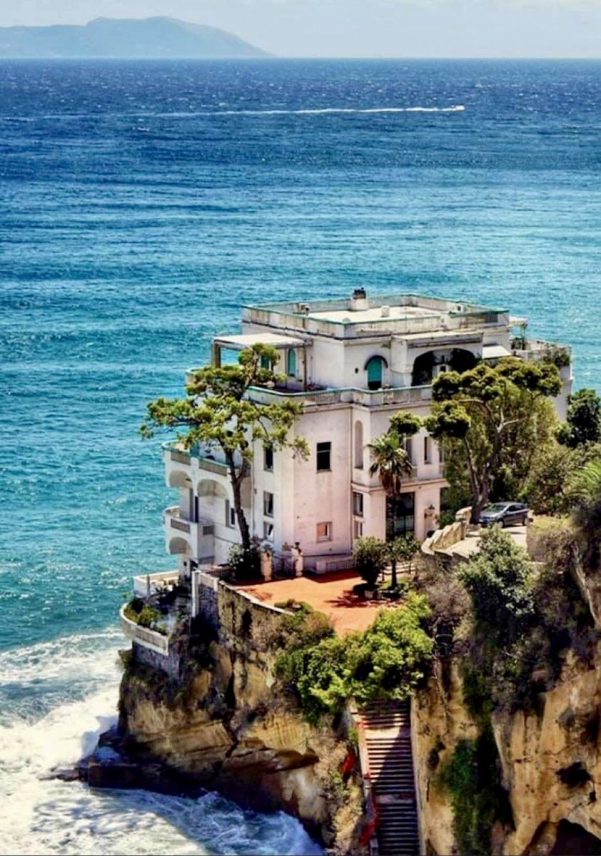 Legendary, abandoned, medieval, restored, or millionaire estates

The wild, decadent, and grand Mediterranean aesthetic that can only be found in one place on earth:  

Naples,  Campania - Italy 🇮🇹 

A Thread 🧵 of fascination and curiosities