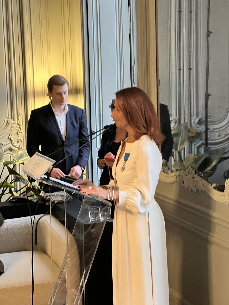 Bravo chère Natacha Raab pour cette magnifique décoration de l’ordre national du mérite remise des mains de <a href="/MaudBailly/">Maud Bailly</a> hier soir chez <a href="/nellyrodi/">NellyRodi</a> oui tu la mérites ! Oui ton énergie n’a pas d’équivalent ! La maison Fred a de la chance de pouvoir compter sur toi