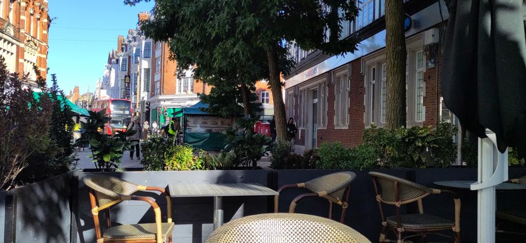 Something odd going on in Bromley this Saturday morning- cash machines not working at <a href="/santanderuk/">Santander UK</a> <a href="/Barclays/">Barclays Bank</a> <a href="/LloydsBank/">Lloyds</a> <a href="/HSBC_UK/">HSBC UK</a> all at the same time. Still, at least the sun is shining. <a href="/LBofBromley/">Bromley Council</a>