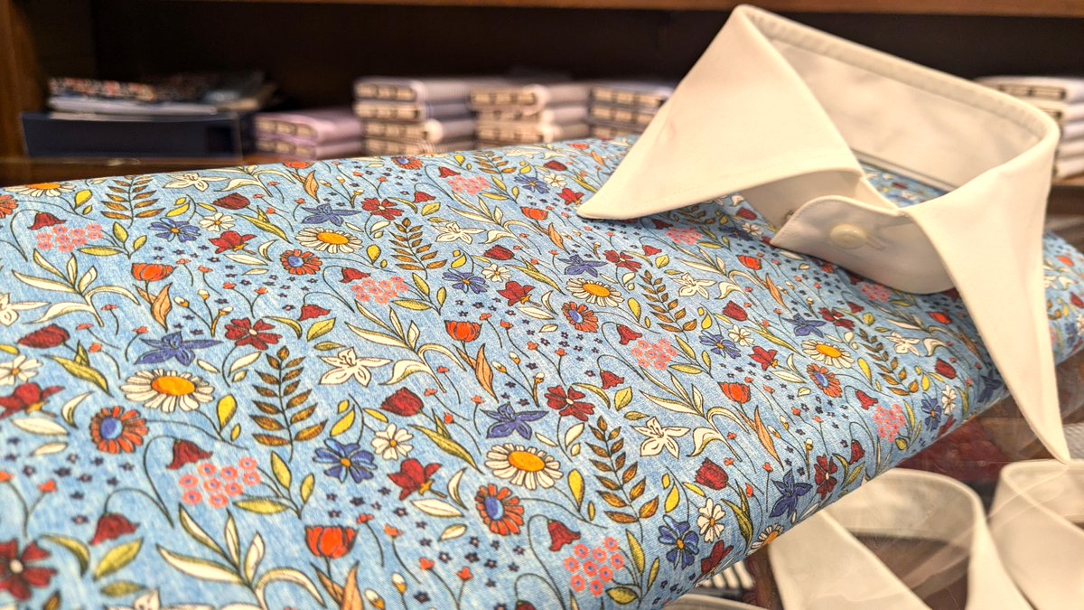 TaniShirt's tweet photo. 【TEXTA】綿100%

草花モチーフの総柄プリント生地

ブルーベースでデフォルメされた草花のプリントが、
レトロな印象を与える生地です。
ワイシャツのディテールは、ベーシックにしてプリント柄を楽しむのがおすすめのコーディネイトです。

¥39,600(税込)～ https://t.co/ViNQ1ZWYWu