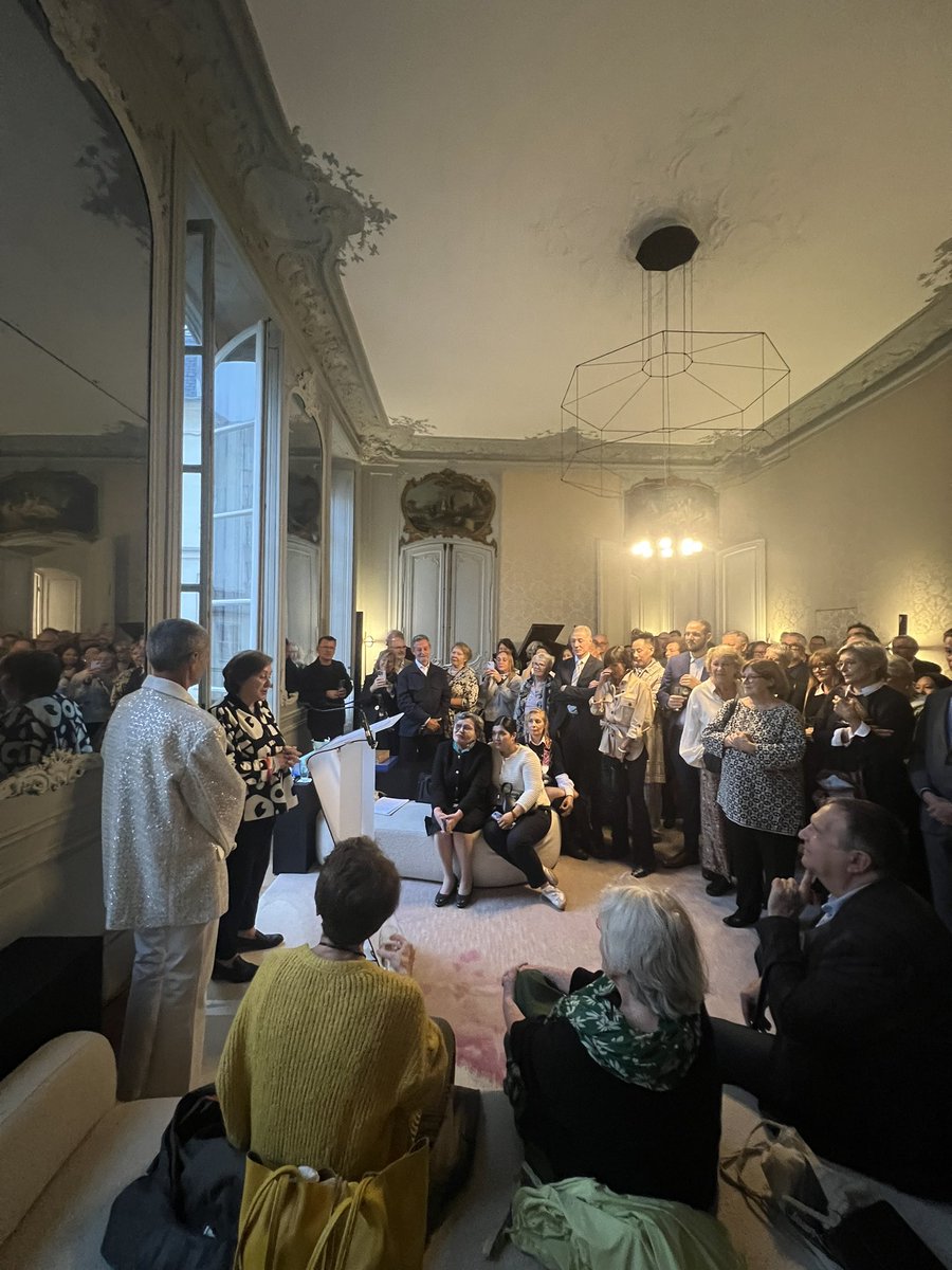 Encore bravo chère Christine Walter Bonini, nouvel officier dans l’ordre national du Mérite, médaille remise cette semaine des mains de <a href="/nellyrodi/">NellyRodi</a> dans l’hôtel Cromot du Bourg en présence de <a href="/dburkli/">Delphine Bürkli</a> 👏🏻👏🏻🇫🇷❤️
