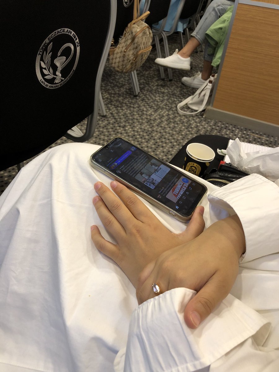 kendi isteğimizle eğitime geldik hâlâ tivit okuyor onu ne durdurur bilmiyorum