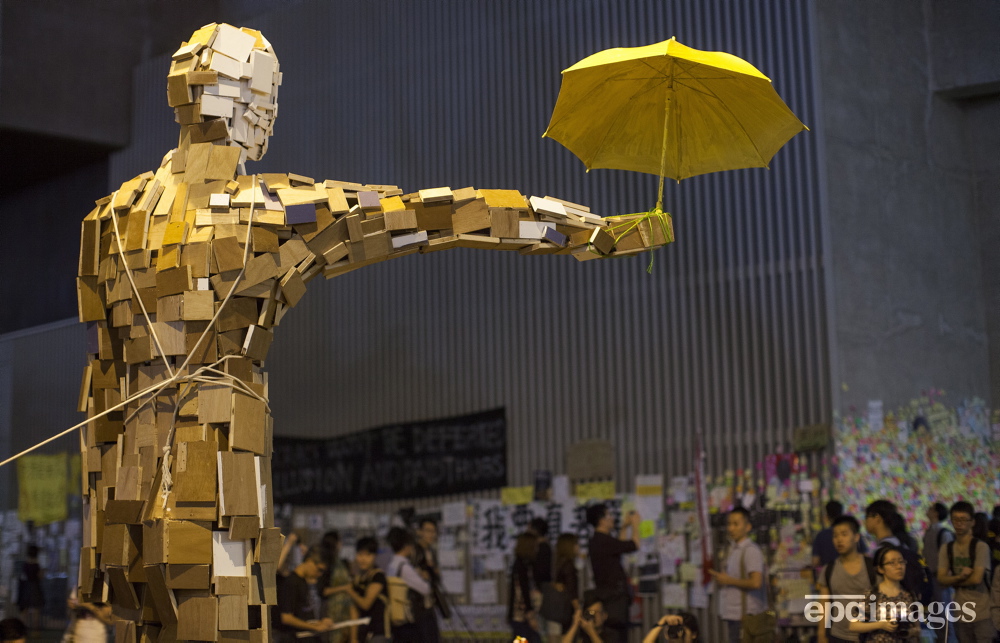 EPA_Images's tweet photo. Hong Kong is set to mark the 10th anniversary of the Umbrella Movement, a pro-democracy movement that began on 28 September 2014, when police used tear gas to disperse demonstrators demanding transparent elections. 
📸 EPA / Alex Hofford

#epaimages #UmbrellaMovement #HongKong https://t.co/66oZnCMAbG
