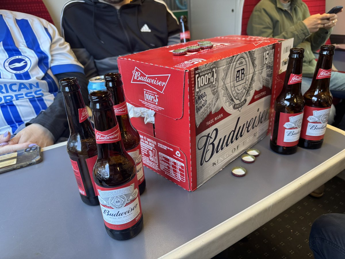 ConnorWB96's tweet photo. @DrinkingDOT some quick beers on the way to see Brighton https://t.co/SqZ6aeUa8S