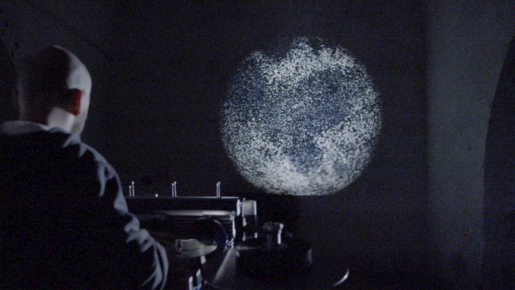 Final Festival day is reserved for Best 2024: at 7 p.m. the awards will be announced and award-winning films screened! Jan Kulka's Expanded Cinema performance at 9.30 p.m. will make sure the Festival ends with an analog bang! Oh and don't miss the afterparty at KLET 🪩