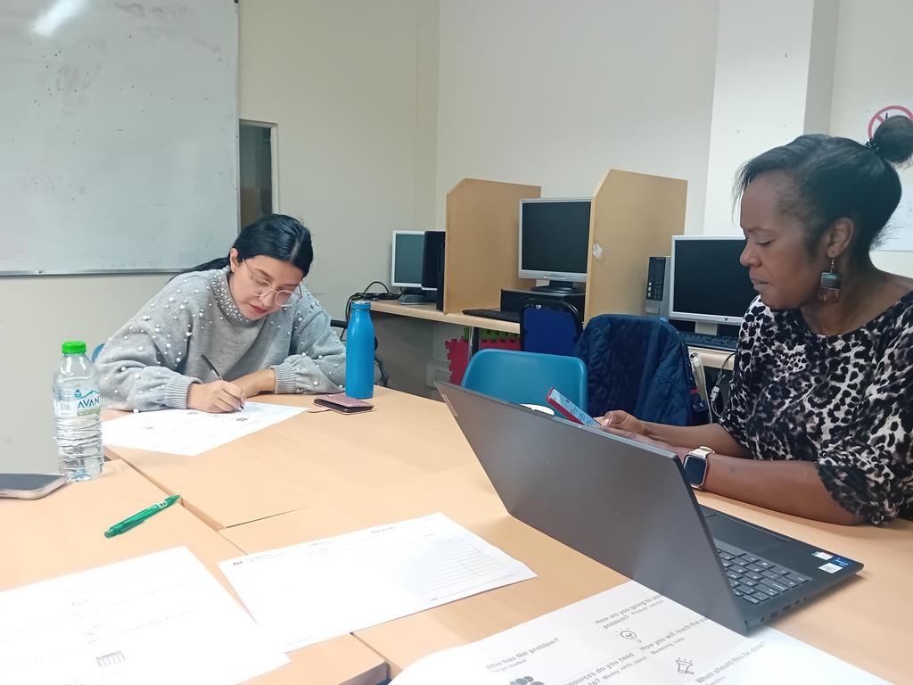 Back <a href="/ITCCentre/">ITC Centre</a> in Cheetham Hill today for our Time to Grow Bootcamp backed by <a href="/WEAadulted/">The WEA</a> <a href="/MCCWorkSkills/">MCC Work and Skills</a> getting stuck into developing #SocialEnterprise ideas &amp; taking the overwhelm out of business planning! #Investinwomenchangemakers