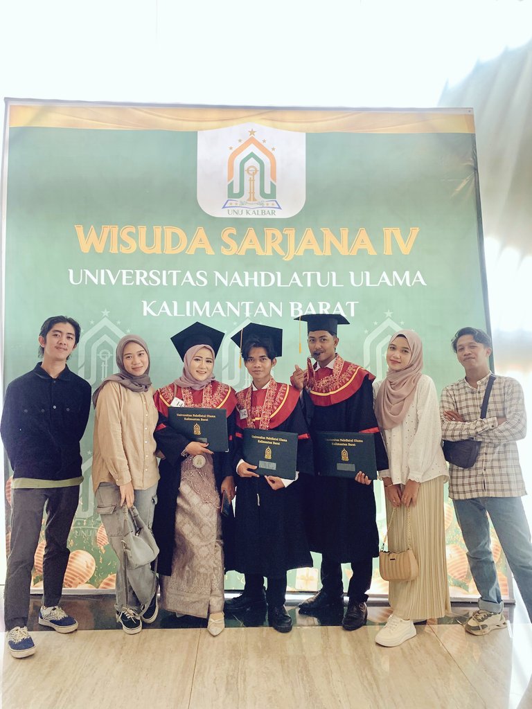dhnad_'s tweet photo. Happy Graduation guys 🎓 
Finally, your officially S.Kom ✨🔥 https://t.co/eiT8gnxhTL