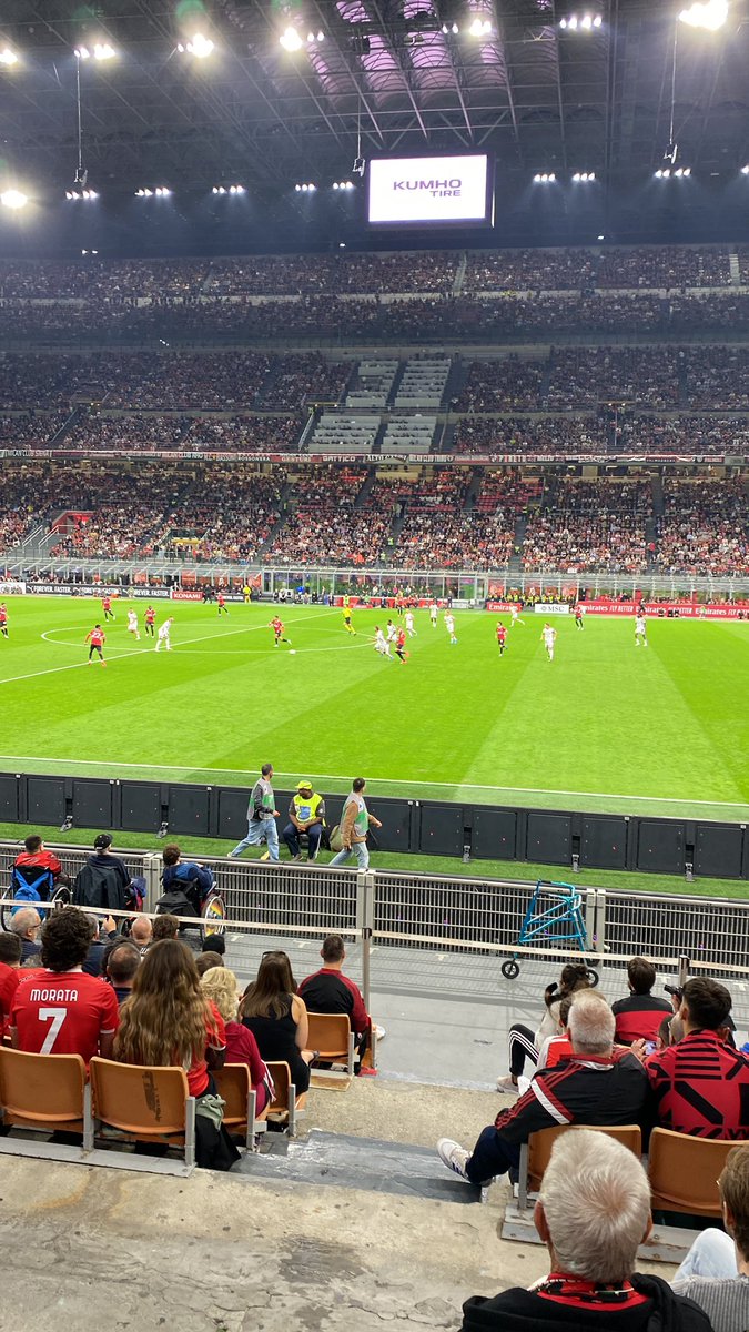 feroxjr's tweet photo. Ieri ero a vedere #LecceMilan al primo anello, circondato da milanisti. 

Fino al ‘38 l’ambiente era sorpreso da questo #Lecce (e io gongolavo, eccome se gongolavo). Al primo gol poi San Siro è esploso, siamo stati travolti e non abbiamo retto mentalmente. 
La squadra però c’è. https://t.co/uzzcQYWEHL