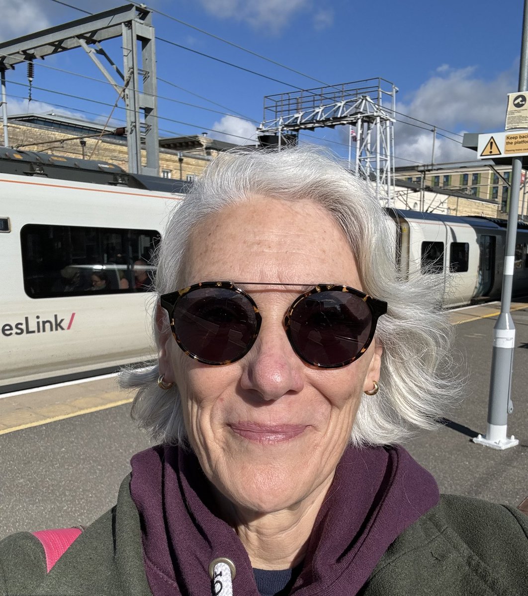 TerryBamberger's tweet image. It’s been a hot sec, but excited to be off to London for a @RUNATITSHOUTING workshop today with Rory Okey!! Great crisp day, sun 🌞 out, go get it, People!! 😻🎭😎 #gratefulactor #actorslife #casting @talent_ap