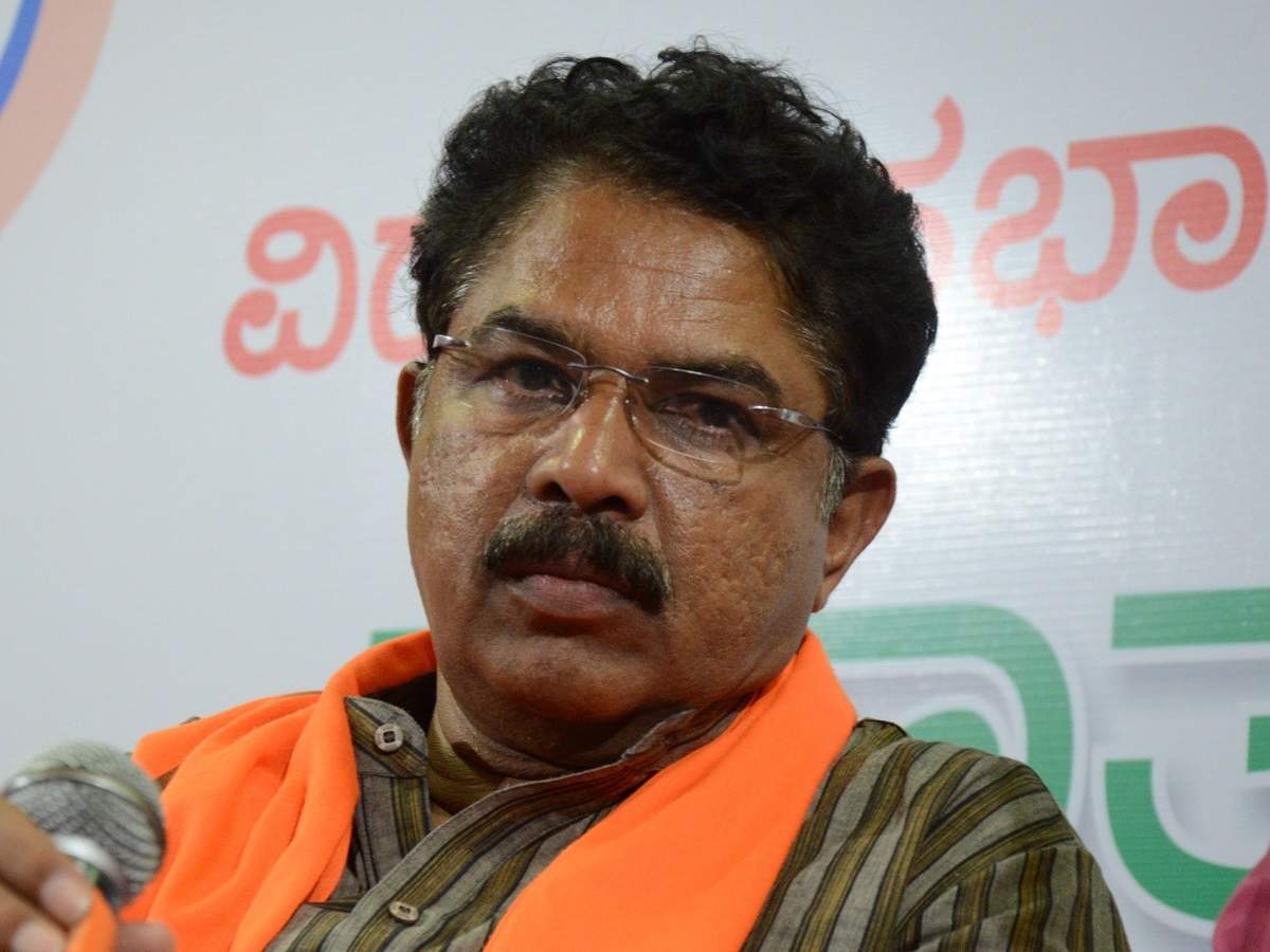 Anjan94150697's tweet photo. #BREAKING: THE NOOSE TIGHTENS ASHOKA'S NECK.!

📌 Lokayukta Police has Filed FIR against OPPOSITION leader, BJP MLA R Ashoka, the PROBE IS ON..

📌 Citing FIR against him, will the Opposition leader R.Ashoka Tender his resignation on Moral Grounds.? Will he save his face?