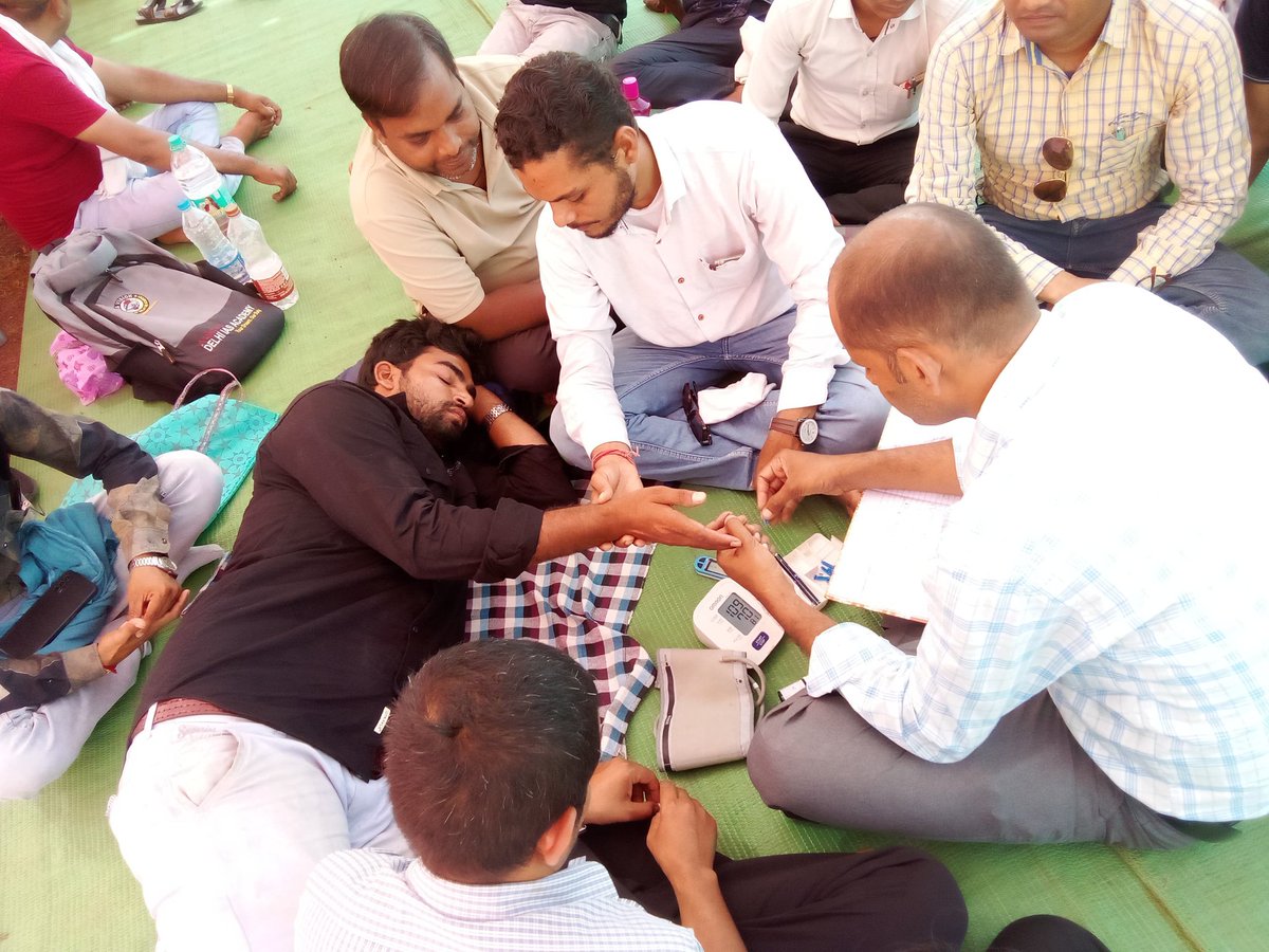 33000 शिक्षक भर्ती की मांग को लेकर आमरण अनशन में बैठे अभ्यर्थी की बिगड़ी तबियत,स्वास्थ्य केंद्र में कराया गया भर्ती।।
प्रदेश के मुख्यमंत्री जी अपने निर्णय शक्ति को पहचानिए और विधानसभा में घोषित 33000 शिक्षक भर्ती को जल्द जारी करें।
युवा अपनी शक्ति पहचान रहें है आने वाले समय मे