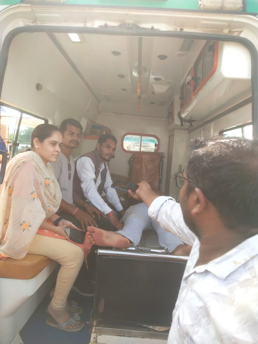 CGDedBedSangh's tweet photo. 33000 शिक्षक भर्ती की मांग को लेकर आमरण अनशन में बैठे अभ्यर्थी की बिगड़ी तबियत,स्वास्थ्य केंद्र में कराया गया भर्ती।।
प्रदेश के मुख्यमंत्री जी अपने निर्णय शक्ति को पहचानिए और विधानसभा में घोषित 33000 शिक्षक भर्ती को जल्द जारी करें।
युवा अपनी शक्ति पहचान रहें है आने वाले समय मे स्थिति क्या हो सकती है आप बेहतर समझ रहें है।।
@vishnudsai
@OPChoudhary_Ind @narendramodi @EduMinOfIndia  @UNHumanRights @UN_HRC @satyarajput321 @Deveshtiwari_ @yashwantbhilai @BastarTalkies @triptisoni6194 @lalluram_news @TheLallantop @IBC24News @News18MP @BansalNewsMPCG