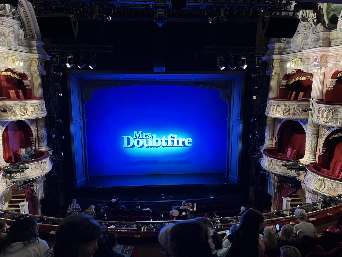 On Thursday evening 60+ students had a fabulous time when they went to see Mrs Doubtfire at the Shaftesbury Theatre. Thank you to all our staff who organised this amazing opportunity for our students.
@PrioryHead <a href="/PrioryAssistH/">Prioryassistanthead</a> 
#proudofpriory #priorymagic #mrsdoubtfire