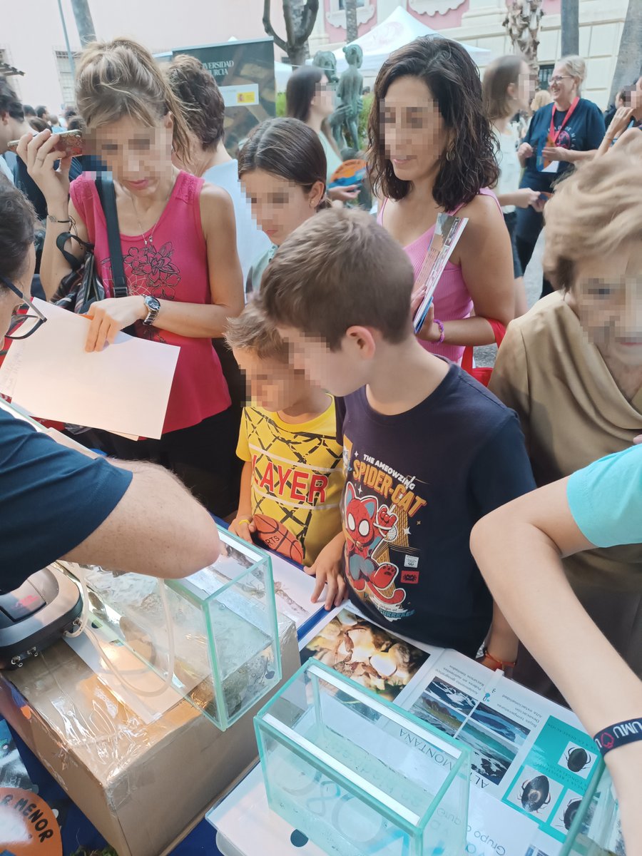 EcoAquaUMU's tweet photo. Estupenda noche, con gran afluencia de público de todas las edades, que acudió ayer a nuestro stand sobre "La vida en condiciones extremas" de la @MednightEu . Gracias a la organización @UMU @biologiaum @avBioUMU

#LaNocheUMU #ScienceGTS https://t.co/hyYJk1hKm2