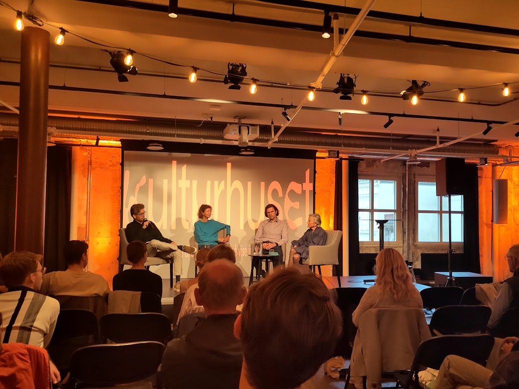 SFVitenskapene's tweet photo. Gjennom tirsdagens foredrag og panelsamtale med @KFlottum,@emtvinner og Margrethe Aanesen fikk vi oppleve noe av mangfoldet i klimaforskning og hvordan det kan veilede store avgjørelser i vår tid. Takk til panelistene og @Samfunnet for et berikende og stimulerende samarbeid! https://t.co/FPuh2elY7J