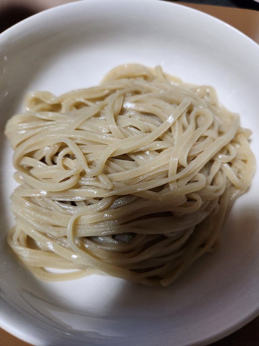 2007_soba's tweet image. 購入したおぐらの麺
(冷でもいけるかなと白醤油の麺)
茹でてはみたものの…
絶対、市販のスープ合わないな🤔
考えた末、ラス1になった
コイツ使って
つけ麺に💡

はい！旨い！

 #麺処おぐら
 #LabQ