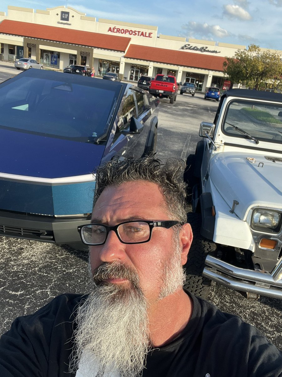 Olcracker's tweet photo. Mornin
#NewSchool & #OldSkool
#Jeep #YjsRule https://t.co/y4ZBXm3Kal