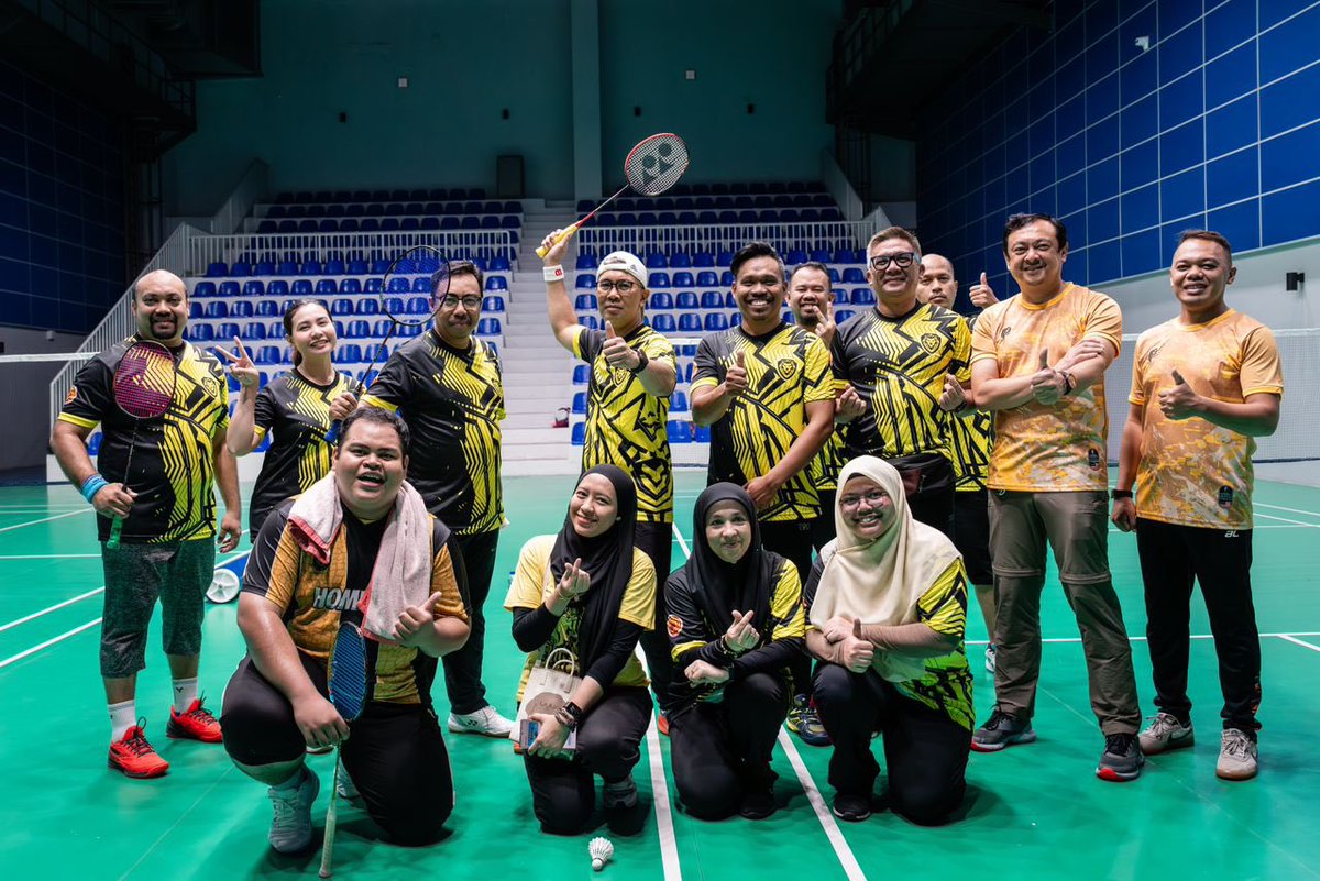 tzafrul_aziz's tweet photo. Otai masih berbisa!
Hari ni saya ada kejohanan badminton bersama #TeamMITI.
Rekod perlawanan, 4 menang, 1 kalah.
Not bad lah. Gaya backhand smash pun dah sama macam Zii Jia.
Kalau BAM tak cukup players, bolehlah pertimbangkan panggil saya ya?
#badminton #GayaHdupSihat #MITI #TZA