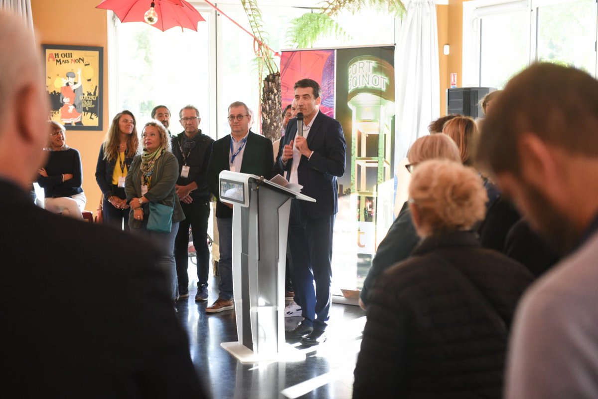 Bienvenue aux nouveaux Niortais! La Ville a organisé ce matin un accueil convivial à Port Boinot pour les habitants installés à #Niort depuis 1 an. Ils ont rencontré le maire et l'équipe municipale, découvert les projets de la ville, ses quartiers, échangé avec d'autres familles.